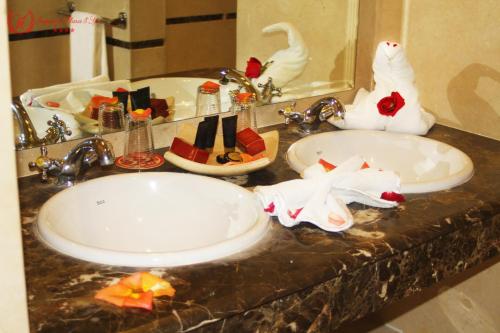 Cuenta con una encimera con 2 lavabos y un espejo. en Hotel Imperial Plaza & Spa, en Marrakech