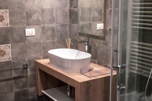 uma casa de banho com um lavatório e um chuveiro em Delight Rooms em Corbetta