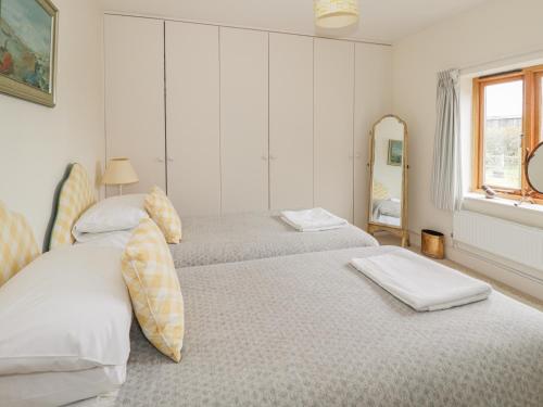 Un pat sau paturi într-o cameră la Keepers Cottage