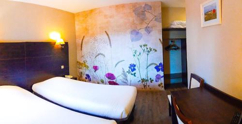 Ένα ή περισσότερα κρεβάτια σε δωμάτιο στο Hotel Alicia Auray Le Bono