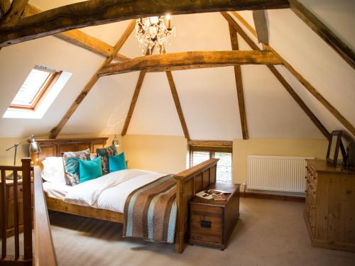 ein Schlafzimmer mit einem Bett im Dachgeschoss in der Unterkunft Weir Cottage in Maidstone