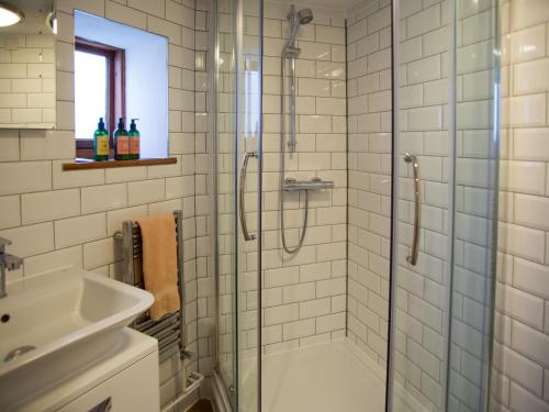 ein Badezimmer mit Dusche und Waschbecken in der Unterkunft Weir Cottage in Maidstone