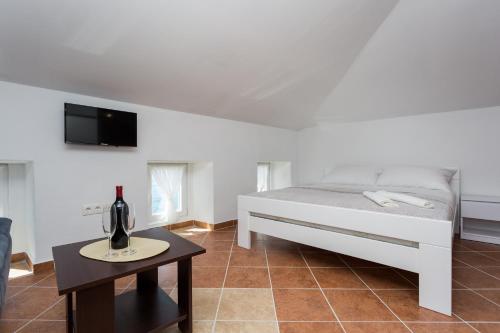 Postel nebo postele na pokoji v ubytování Apartmani Obala
