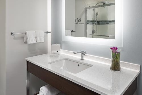 A bathroom at EVEN Hotel Alpharetta - Avalon Area, an IHG Hotel