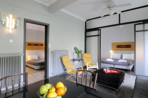 雅典的住宿－雅典綠色公寓，客厅配有一张床和一碗水果