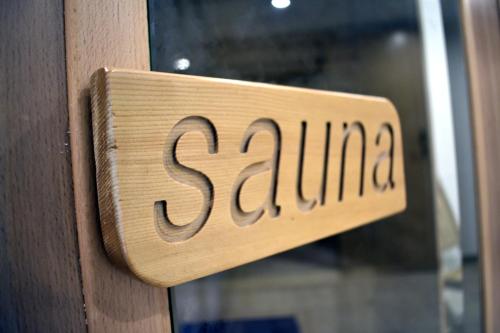 a sign that says senna on a wooden door at Luxueuse et spacieuse villa avec sauna et piscine in Malmedy