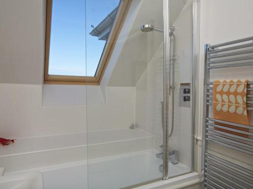 W łazience znajduje się prysznic ze szklanymi drzwiami. w obiekcie 9 Prospect House w mieście Kingsbridge