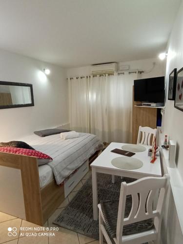 um quarto com uma cama, uma mesa e cadeiras em Apartments Vrime em Biograd na Moru