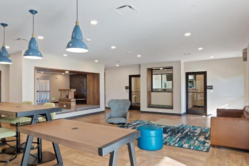 a living room with tables and chairs at Extended Stay America Premier Suites - Phoenix - Chandler - Downtown in Chandler