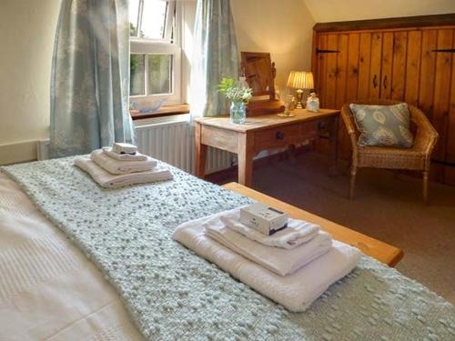 En eller flere senge i et værelse på Quakers Cottage