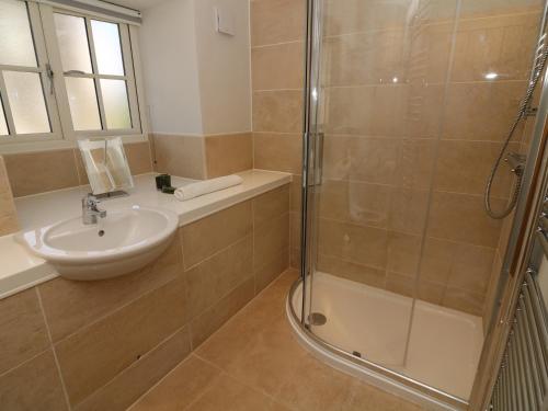 een badkamer met een wastafel en een douche bij Gilson in Ambleside