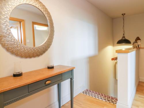 a bathroom with a mirror and a dresser at Duplex in Moffat
