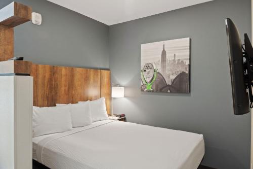 a hotel room with a bed and a tv at Extended Stay America Premier Suites - Phoenix - Chandler - Downtown in Chandler