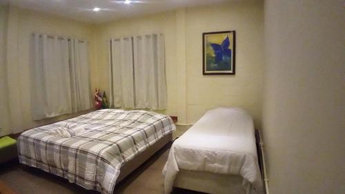 1 dormitorio con cama y banco. en Loft Aconchegante en São Bento do Sapucaí
