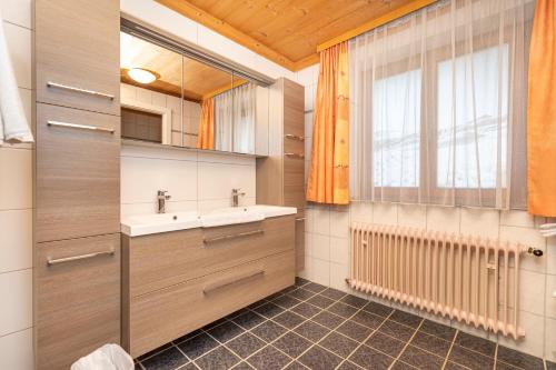 Kúpeľňa v ubytovaní Herzerl-Chalet Appartements