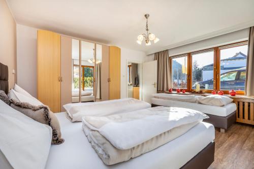 Posteľ alebo postele v izbe v ubytovaní Herzerl-Chalet Appartements