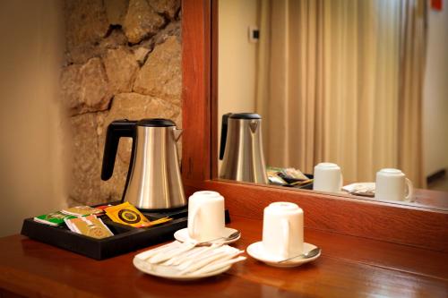 Příslušenství pro přípravu čaje a kávy v ubytování Mezena Resort & SPA