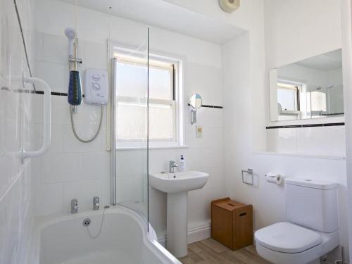 ein weißes Badezimmer mit Waschbecken und Toilette in der Unterkunft Columbine in Dartmouth