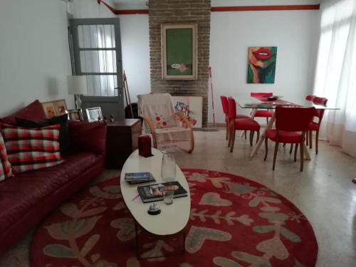 sala de estar con sofá y mesa en Bed & Breakfast Pleno Centro EN CASA PARTICULAR en San Luis