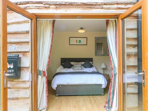 um quarto com uma cama e uma porta de vidro deslizante em Dorado Lodge em Lincoln