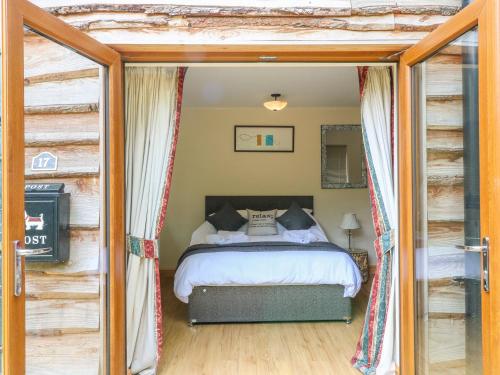 a bedroom with a bed and a sliding glass door at Dorado Lodge in Lincoln