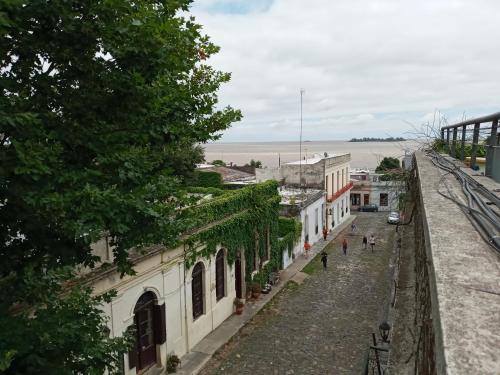 コロニア・デル・サクラメントにあるHermosa casa en el corazón del barrio históricoの海の見える町の通り
