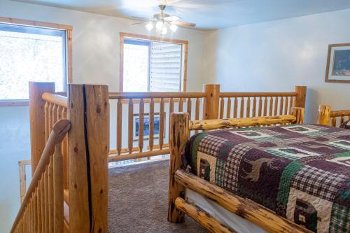 Llit o llits en una habitació de Sawtelle Mountain Resort
