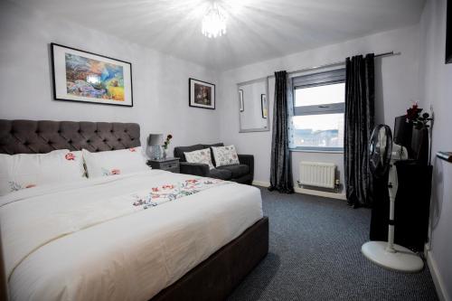 ロンドンにあるLondon Luxury Holiday Home Bのベッドルーム(大きな白いベッド1台、窓付)