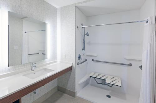 biała łazienka z umywalką i prysznicem w obiekcie Holiday Inn Express Hotel and Suites Jasper, an IHG Hotel w mieście Jasper