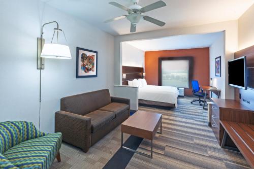 Μια τηλεόραση ή/και κέντρο ψυχαγωγίας στο Holiday Inn Express Hotel and Suites Jasper by IHG