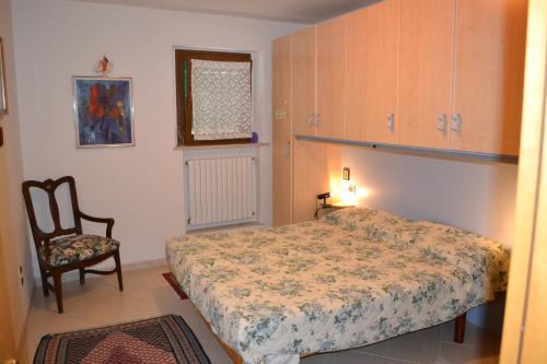 una piccola camera con letto e sedia di Casetta a Venezia