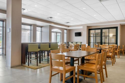 a dining room with tables and chairs at Country Inn & Suites by Radisson, Port Canaveral, FL in Cape Canaveral