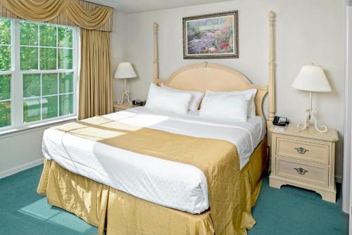 a bedroom with a large bed with white sheets and pillows at Hilton Vacation Club Greensprings Williamsburg in Williamsburg