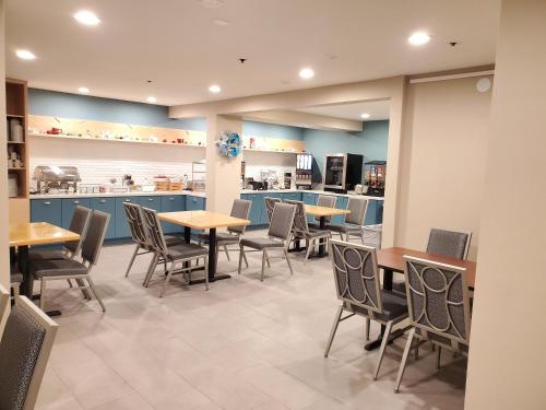 a restaurant with tables and chairs in a cafeteria at Country Inn & Suites by Radisson, Monterey Beachfront-Marina, CA in Marina