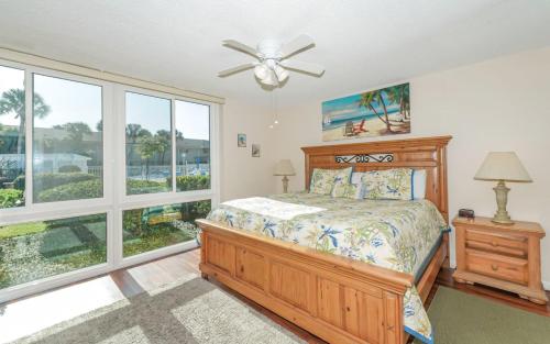 Un dormitorio con una cama y una ventana grande. en King Bed - Walk to St. Armand's Circle and Lido Beach in Minutes!, en Sarasota