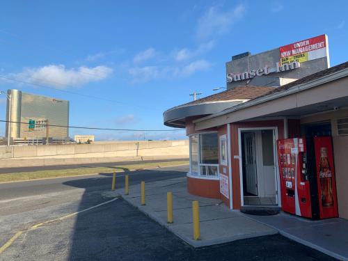 una gasolinera vacía con dos máquinas de coque en un estacionamiento en Sunset Inn, en Atlantic City