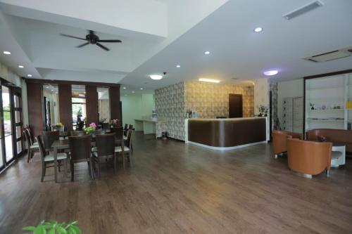 a dining room with tables and chairs and a ceiling at JAM Hotel Kota Warisan Sepang @ ERL Salak Tinggi, KLIA 1-2 & F1 in Sepang