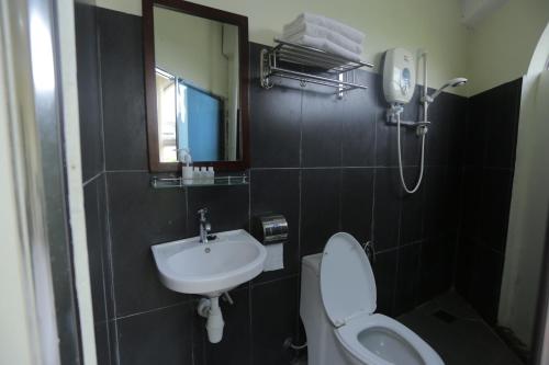 雪邦的住宿－JAM Hotel Kota Warisan Sepang @ ERL Salak Tinggi, KLIA 1-2 & F1，浴室配有白色卫生间和盥洗盆。