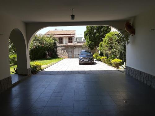 a car parked in the driveway of a house at Pousada Santa Fé in Aparecida
