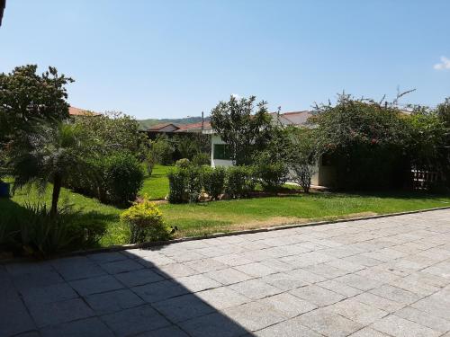 a driveway in a yard with a house at Pousada Santa Fé in Aparecida