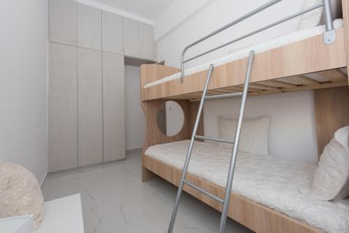 Postel nebo postele na pokoji v ubytování Despina's Luxury apt downtown