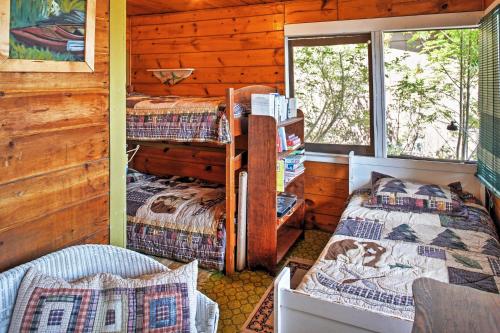 เตียงสองชั้นในห้องที่ Newport Cabin with Lakefront Private Porch and Grill!