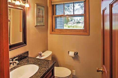 Ένα μπάνιο στο Newport Cabin with Lakefront Private Porch and Grill!