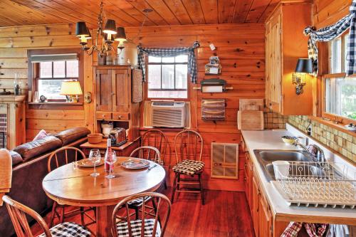 Η κουζίνα ή μικρή κουζίνα στο Newport Cabin with Lakefront Private Porch and Grill!