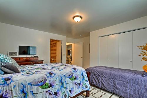 Expansive Getaway about 2 Miles to Mendenhall Glacier!にあるベッド