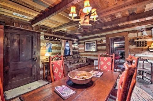 Φωτογραφία από το άλμπουμ του Rustic Emory Cabin Rental Steps to E and H College σε Emory