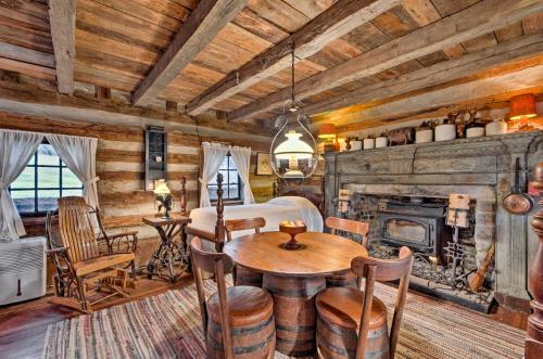 Φωτογραφία από το άλμπουμ του Rustic Emory Cabin Rental Steps to E and H College σε Emory