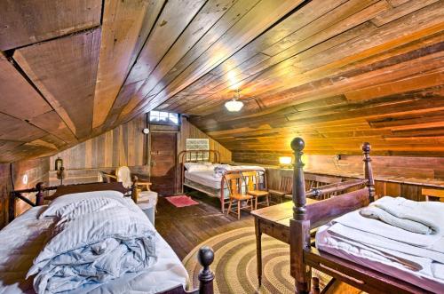 Φωτογραφία από το άλμπουμ του Rustic Emory Cabin Rental Steps to E and H College σε Emory