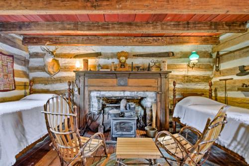 Φωτογραφία από το άλμπουμ του Rustic Emory Cabin Rental Steps to E and H College σε Emory