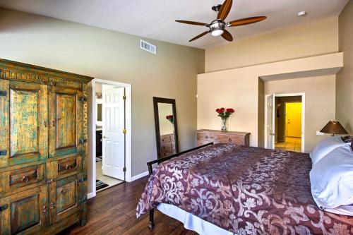 sypialnia z łóżkiem i wentylatorem sufitowym w obiekcie Tucson Home with Pool and Santa Catalina Mtn Views w mieście Tucson